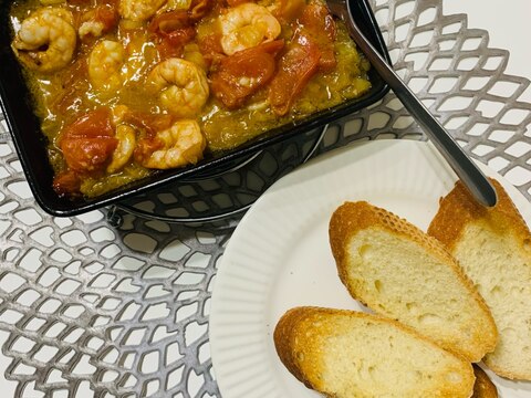 トマトと玉ねぎとエビのアヒージョ